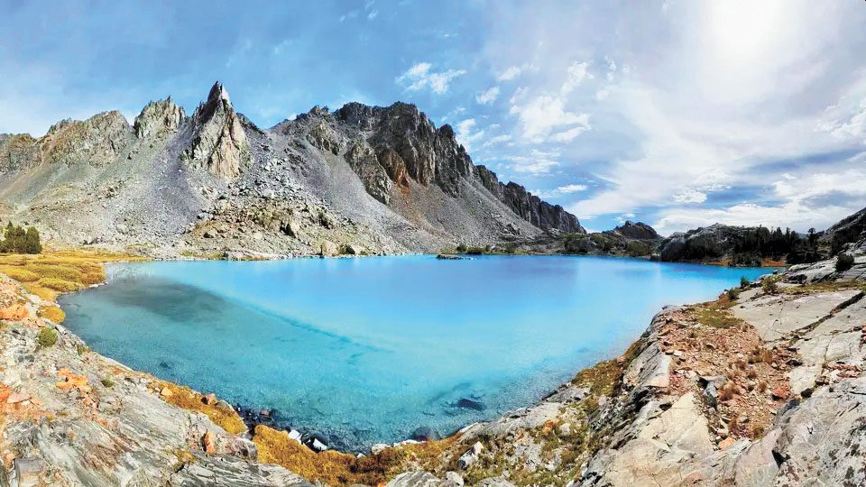 內華達山脈的驢子湖（Lake Burro）顏色湛藍成因難解。Greg Stock