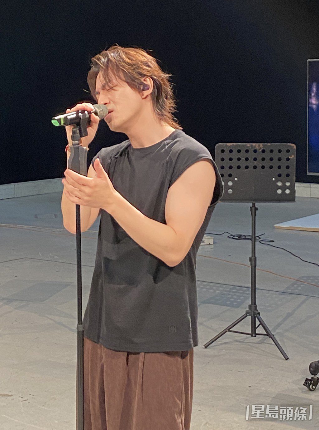 鄭家聲投入演唱,情緒飽滿。