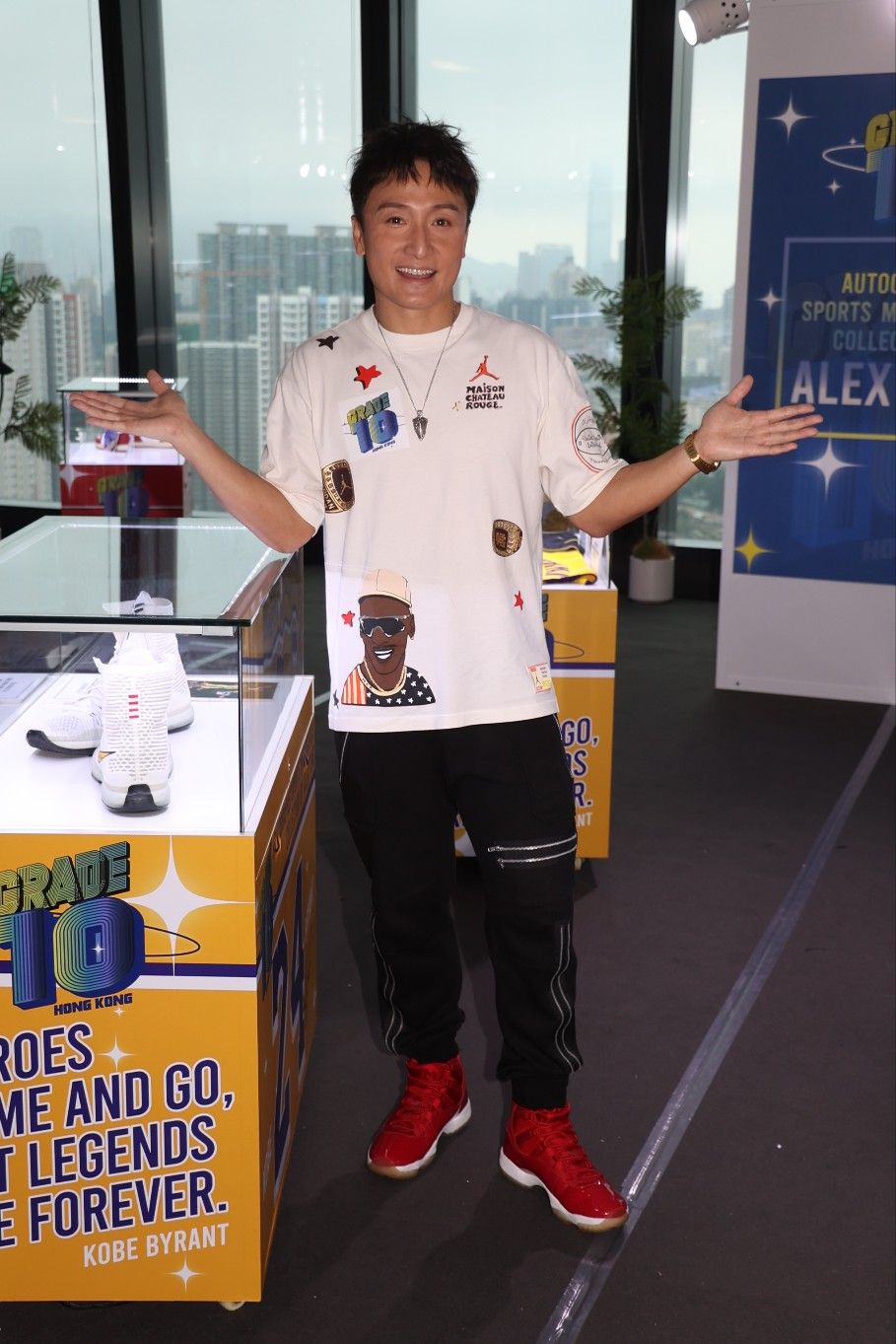 方力申曾展示其價值過百萬的NBA簽名運動用品珍藏。