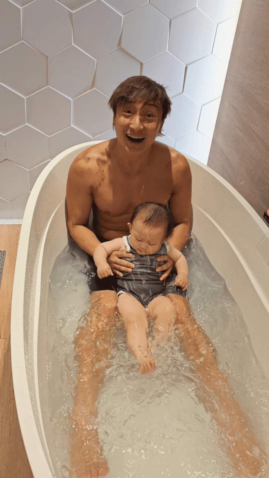 方力申是游泳健將,女兒Isla的踢水功夫亦相當了得!
