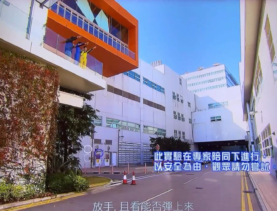 李佳芯與麥美恩於三樓試擲下彈彈波。