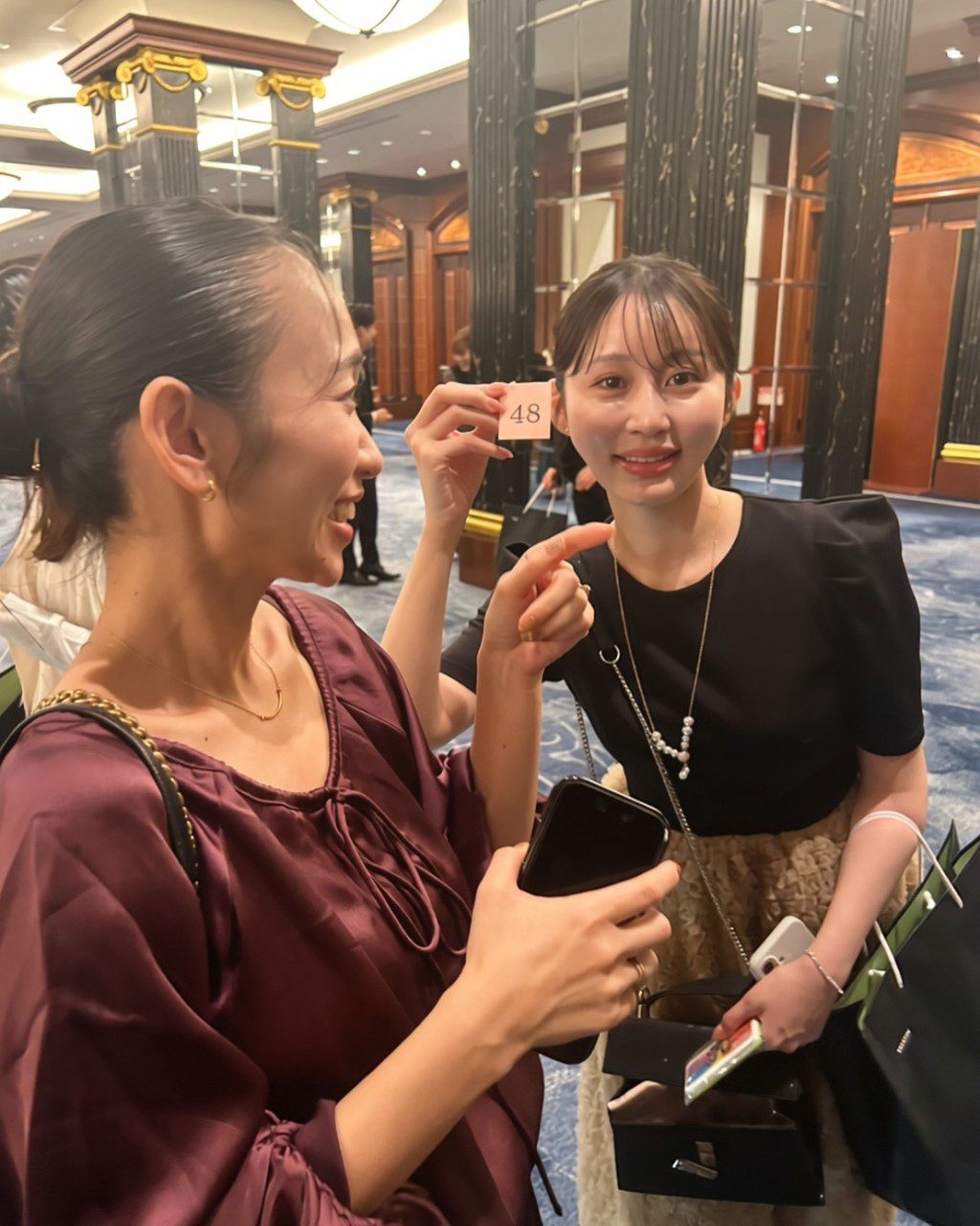 婚宴賓客舉起「48」號碼牌,向新娘的AKB48背景致意。