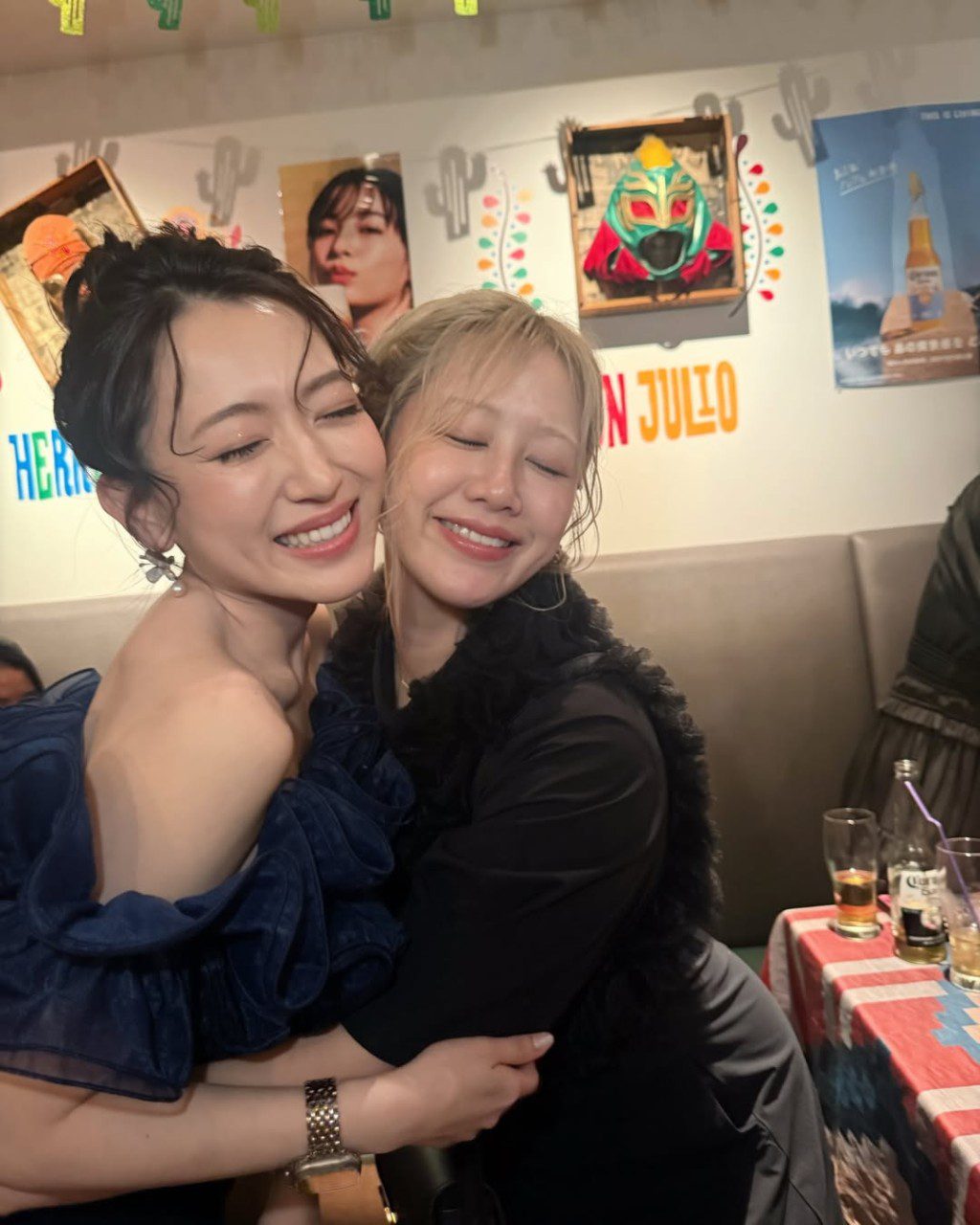婚宴後的派對上,內田真由美與好友相擁。