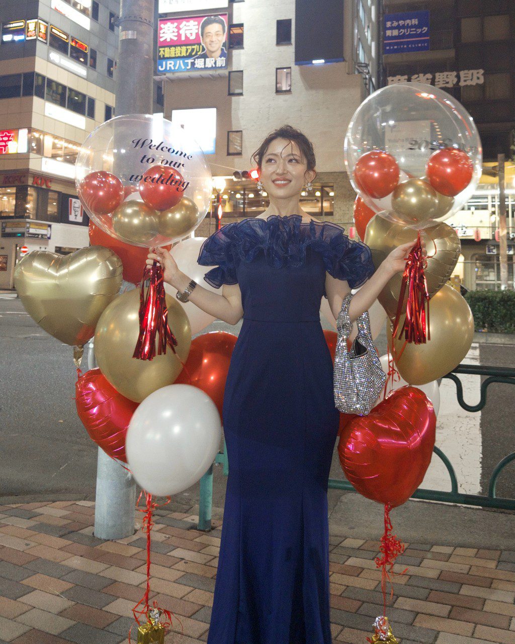 派對結束後,內田真由美手持氣球在日本街頭留影。