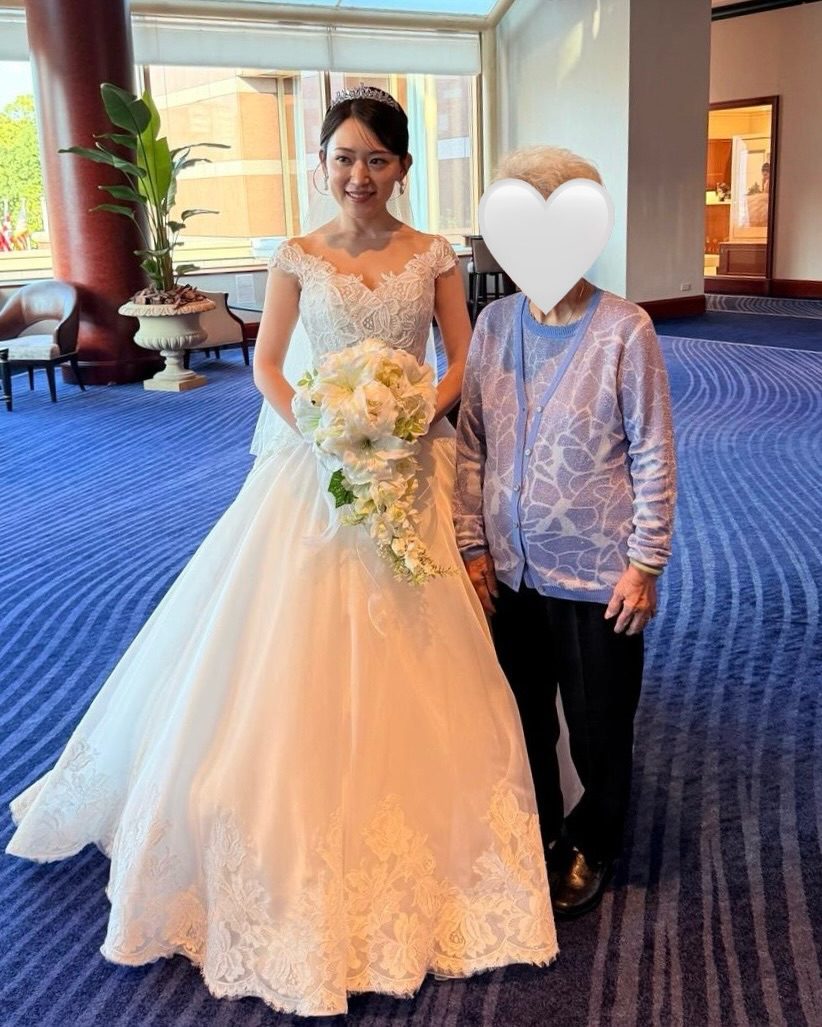 丈夫的93歲嫲嫲從香港專程赴日觀禮,與孫媳婦內田真由美合影。