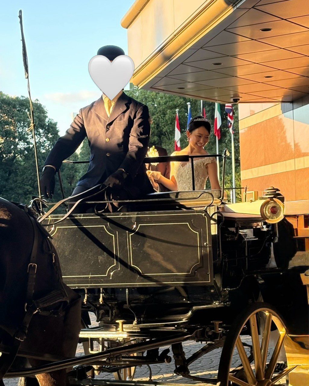 新人乘坐歐式馬車進場,場面浪漫。