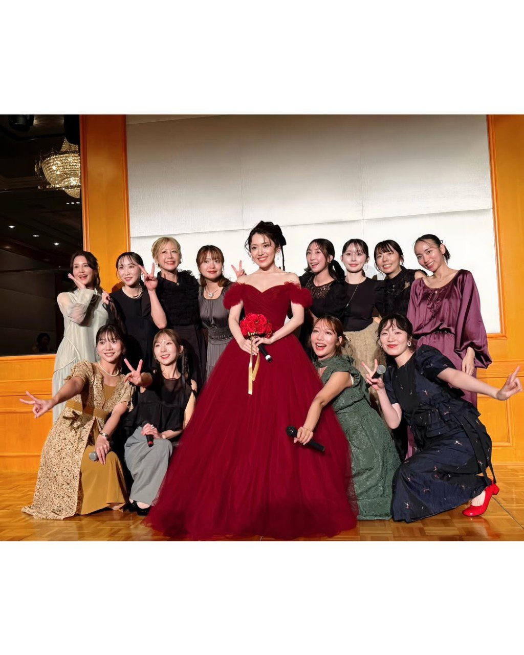 內田真由美穿上紅色晚裝,與一眾姊妹留下合照。