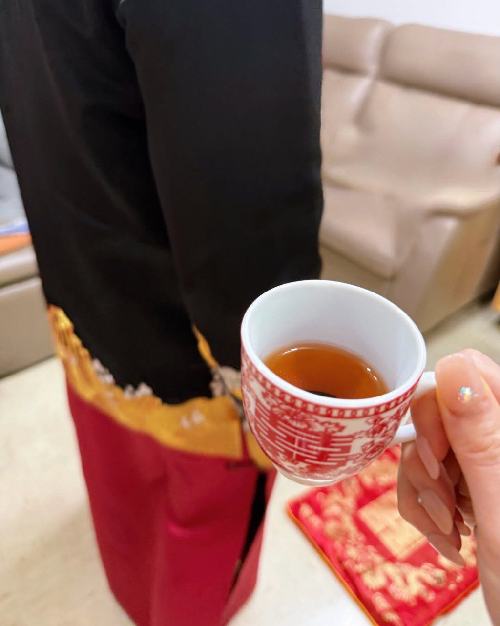 敬茶儀式使用印有紅色「囍」字的傳統中式茶杯。