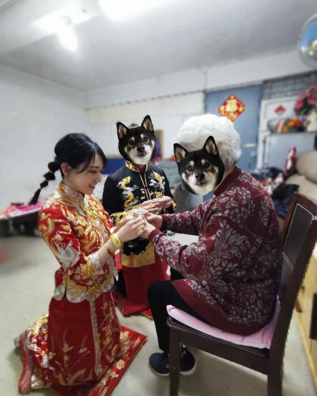 內田真由美穿上裙褂,跪地向丈夫嫲嫲敬茶,跟足香港傳統。