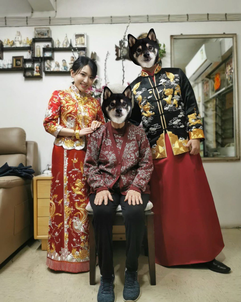 敬茶儀式結束後,內田真由美與丈夫及嫲嫲在客廳合照。