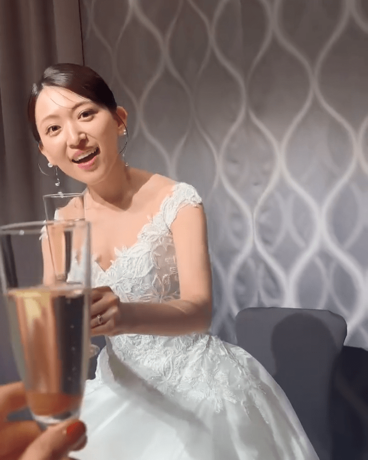內田真由美在婚宴上向賓客舉杯,答謝大家到來。