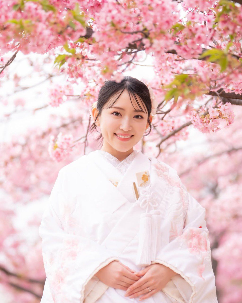 宣布婚訊時,內田真由美分享在櫻花樹下拍攝的日式婚照。