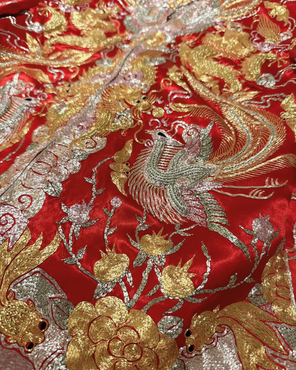 裙褂上的金銀線刺繡手工精緻。
