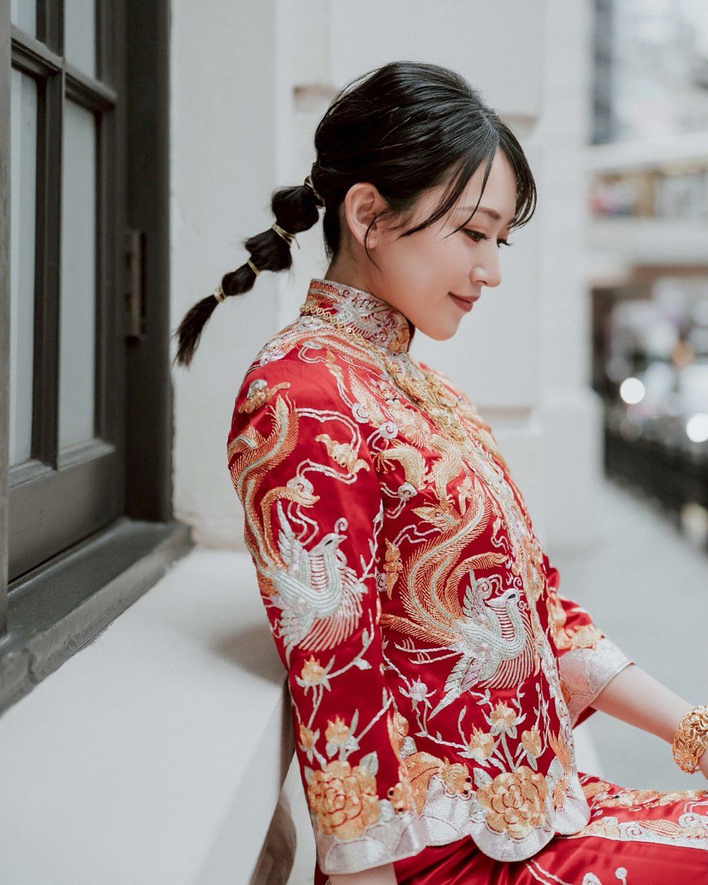 簡潔辮子髮型,突顯內田真由美的溫婉氣質。