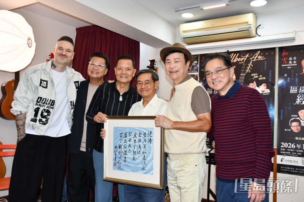 兩幅字畫其中一幅為《漣漪》。