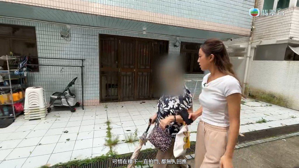 吳婆婆在二女家門外不斷拍門,可惜一直無人回應。