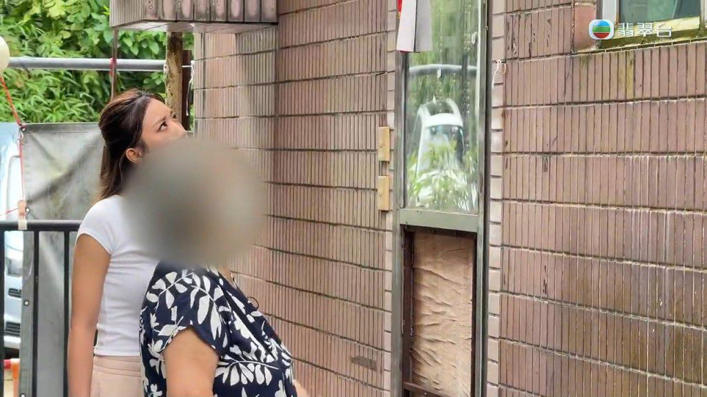 眾人在二女家門外等候多時,但屋內始終沒有任何動靜。