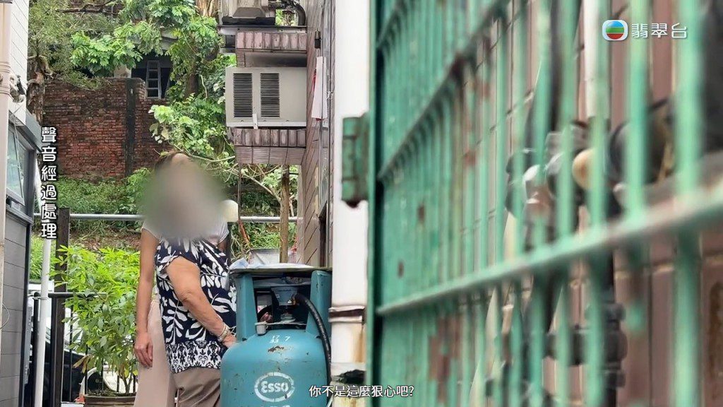 吳婆婆對著二女的家門痛心質問:「你不是這麼狠心吧?」