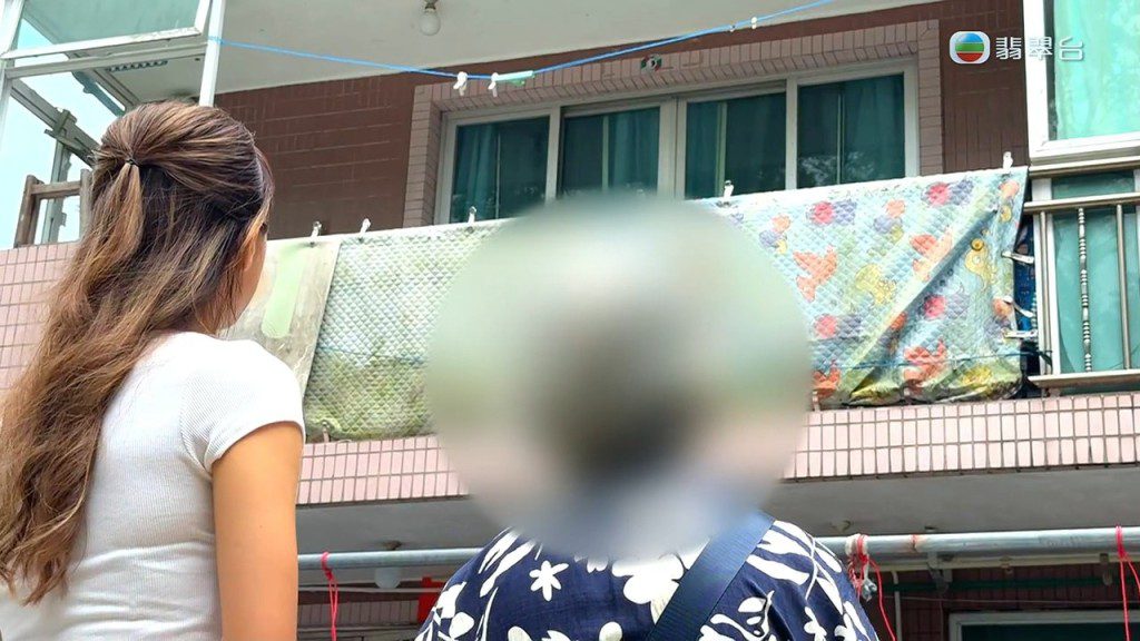 吳婆婆與《東張西望》主持望向二女的住所,面露無奈。
