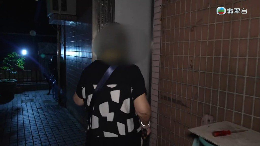 團隊於第二天晚上再到訪,發現二女家中亮起了燈。