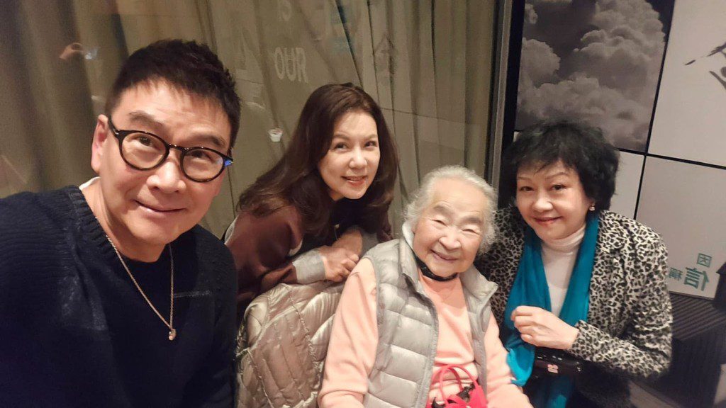 孫明光2016年曾與胡美儀合照。