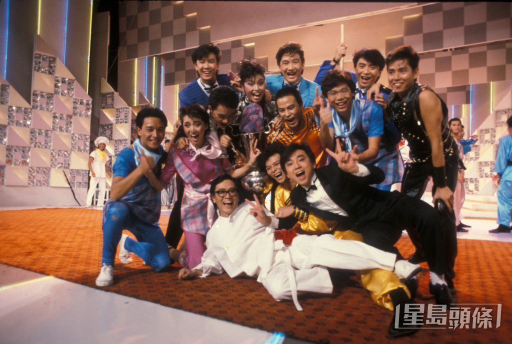 胡渭康(後排右三)於1982年參加新秀,是已故天后梅艷芳的對手。