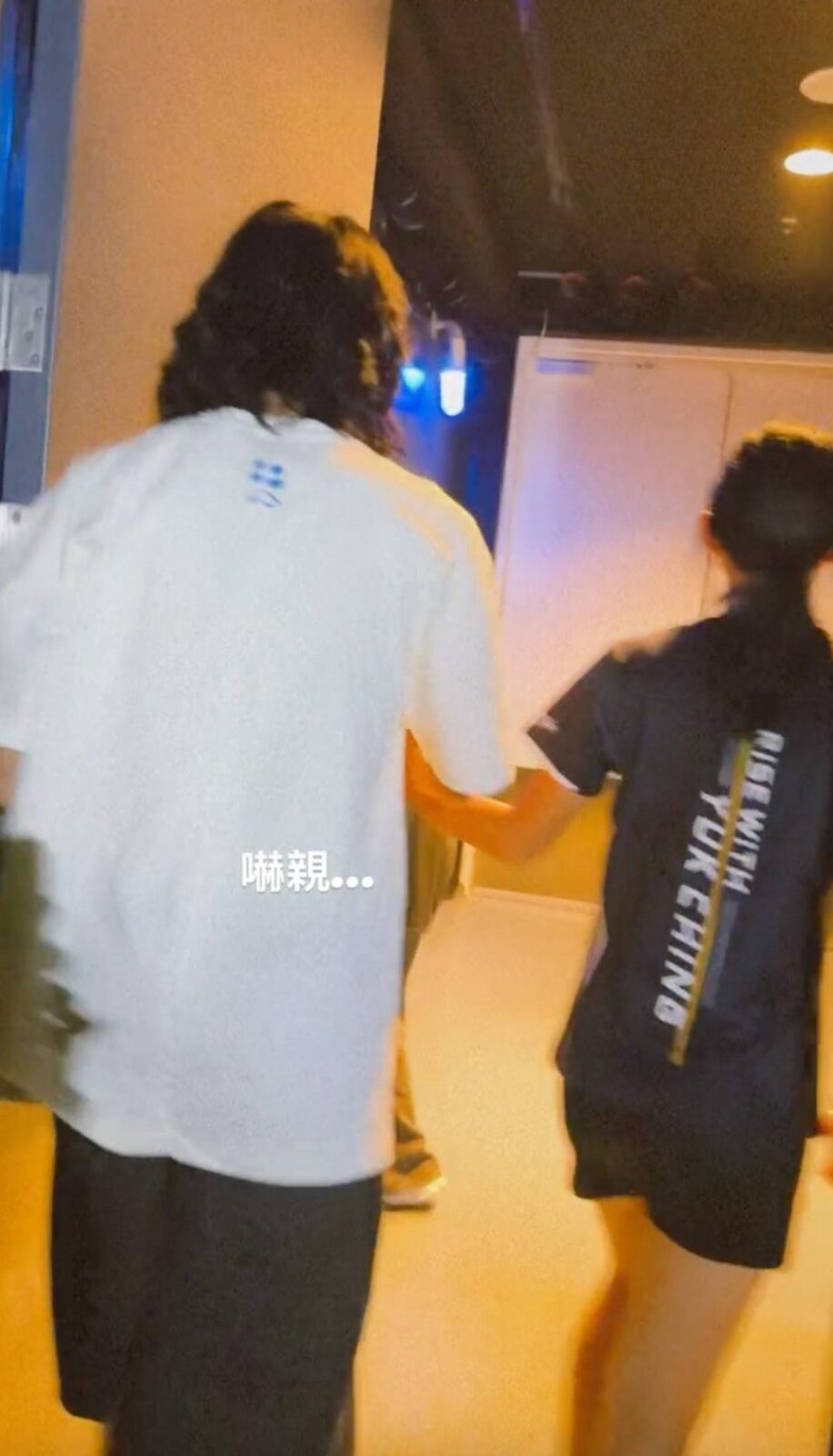 陸永的13歲細女陸一心（SimSim）近日突然到後台探班。