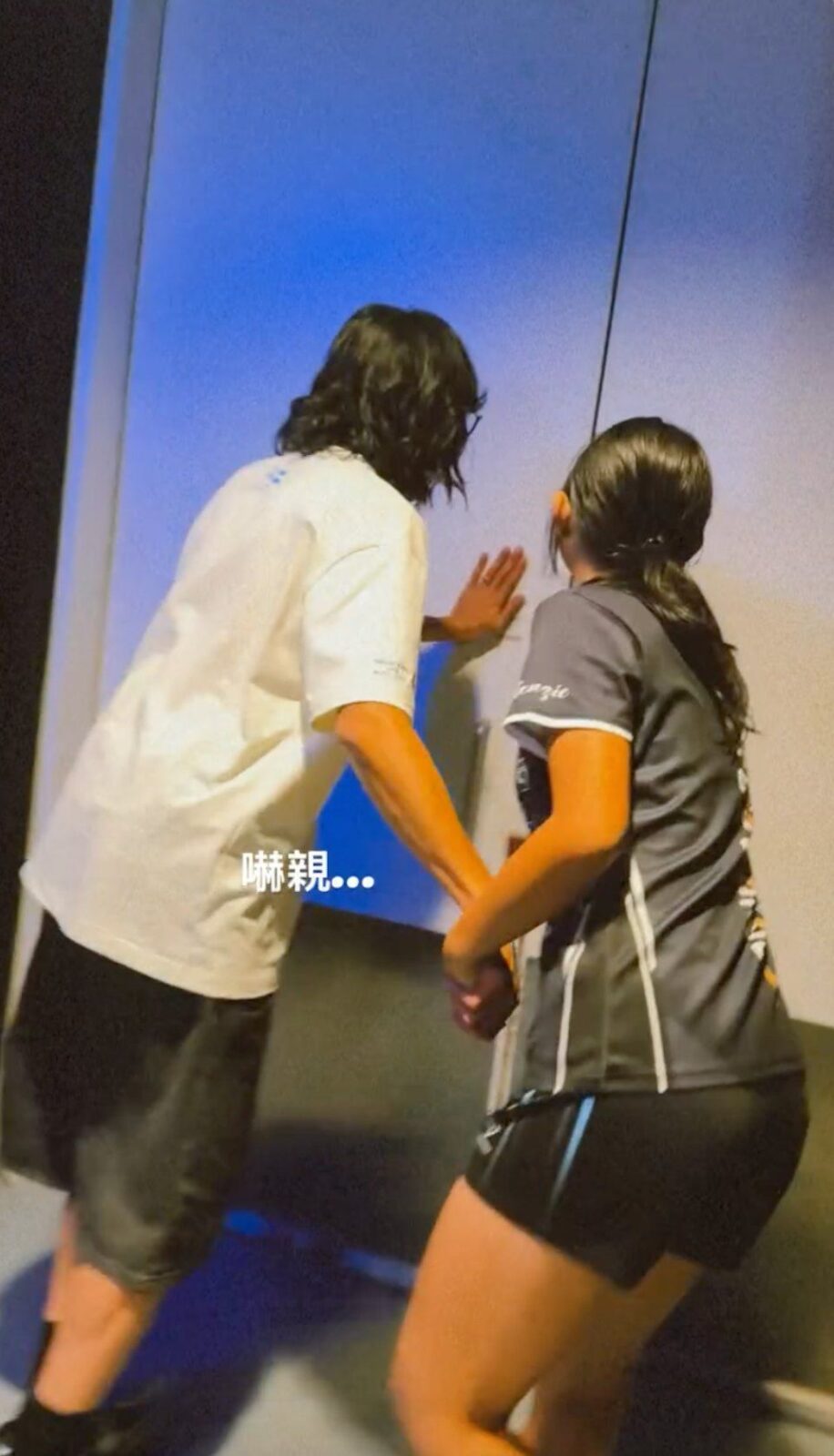 陸永牽著女兒SimSim的手在後台走廊行走，場面溫馨。
