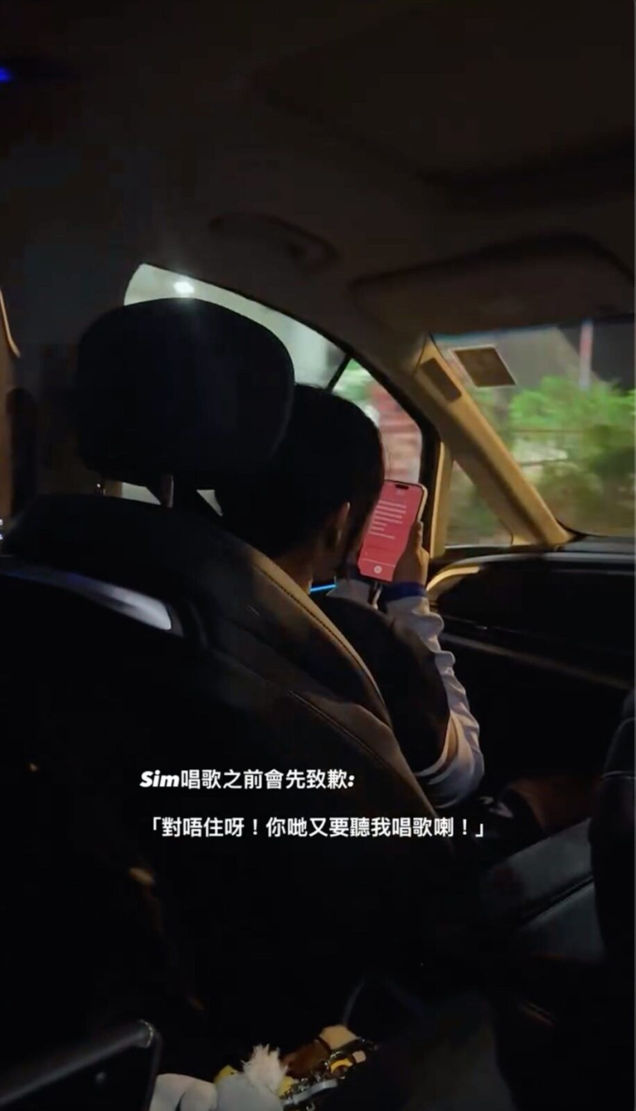 陸一心在家中高歌林子祥的金曲，卻嚴重走音。