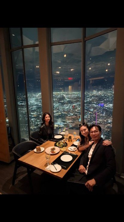 劉蒔與父母在高空夜景餐廳慶生,三口同框溫馨幸福。