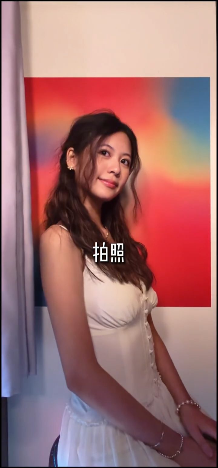 劉蒔身穿白色吊帶連身裙,散發溫柔知性的氣質。