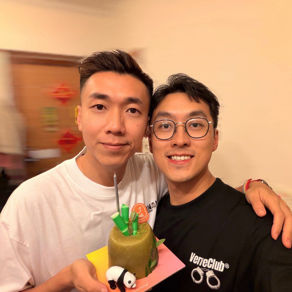 陳書君手捧熊貓造型蛋糕,與未婚夫Steven甜蜜搭肩合照,展現兩人溫馨日常。