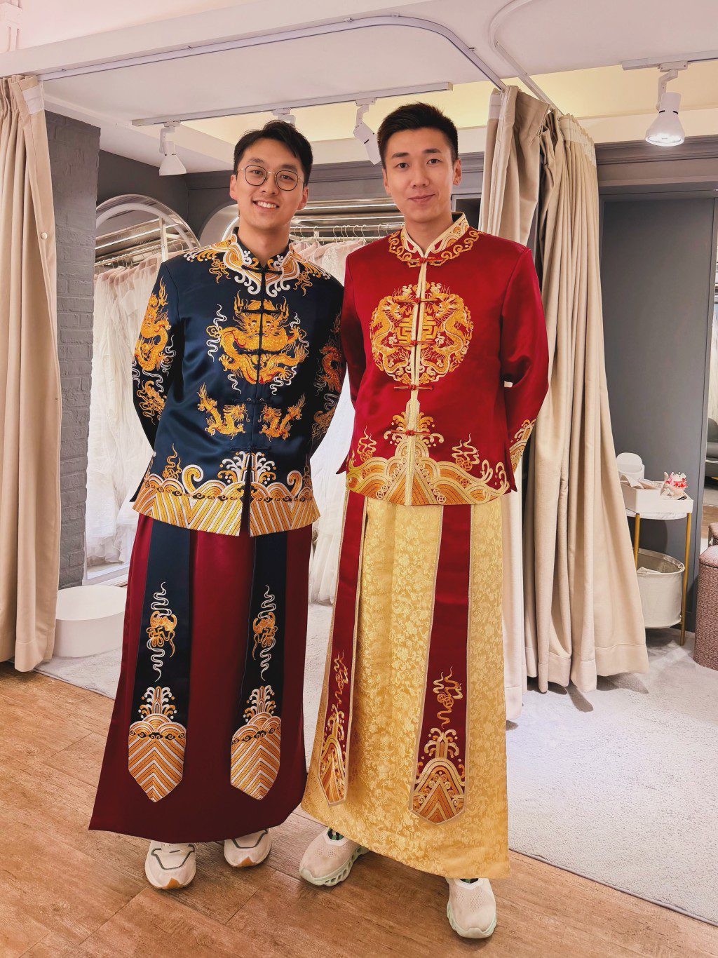 陳書君與Steven換上繡有金龍的中式馬褂,為明年加拿大婚禮喜氣洋洋作準備。