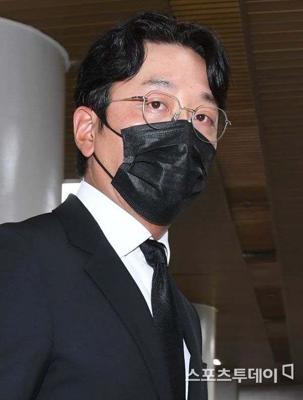 河正宇因不當使用麻醉藥而被罰款。