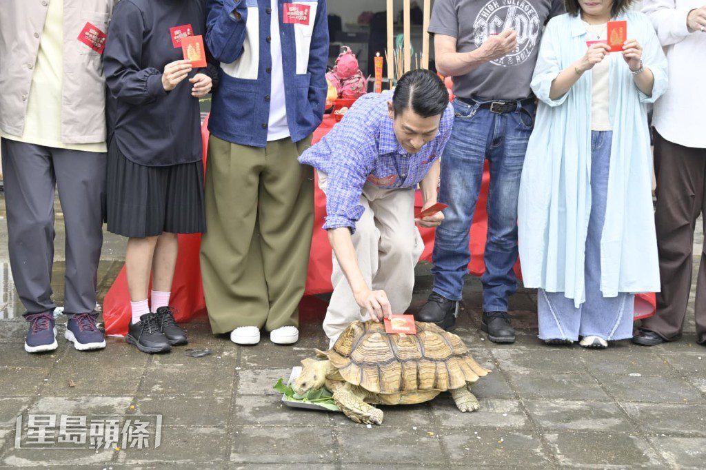 劉德華在開鏡儀式上笑言，戲中片酬最高的演員是烏龜。