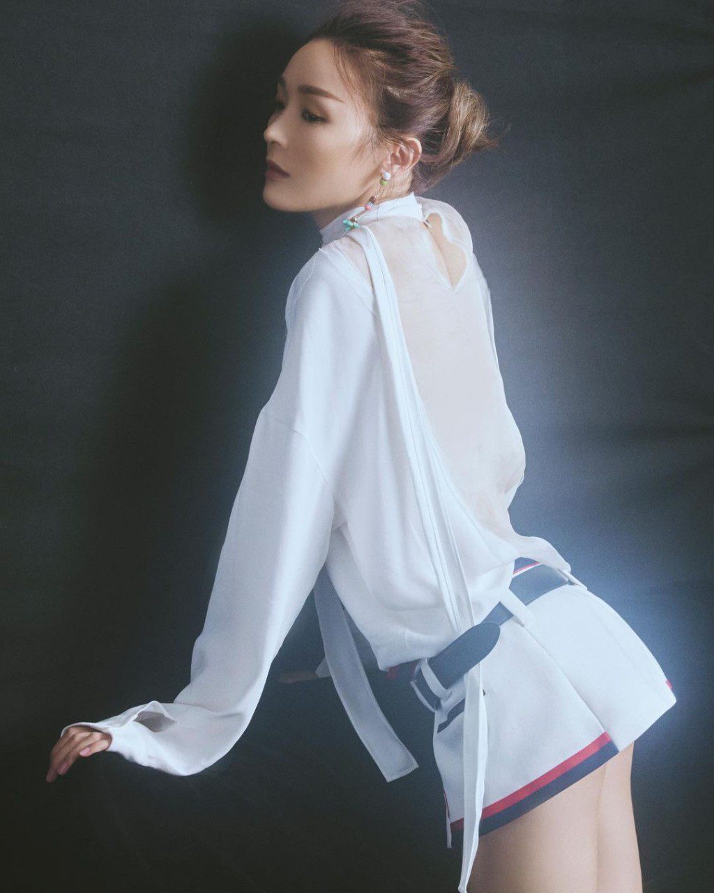 李佳芯保持著健美體態。