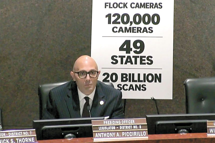 議員對「Flock Safety」代表進行逾兩小時的嚴厲質詢。蘇福縣議會