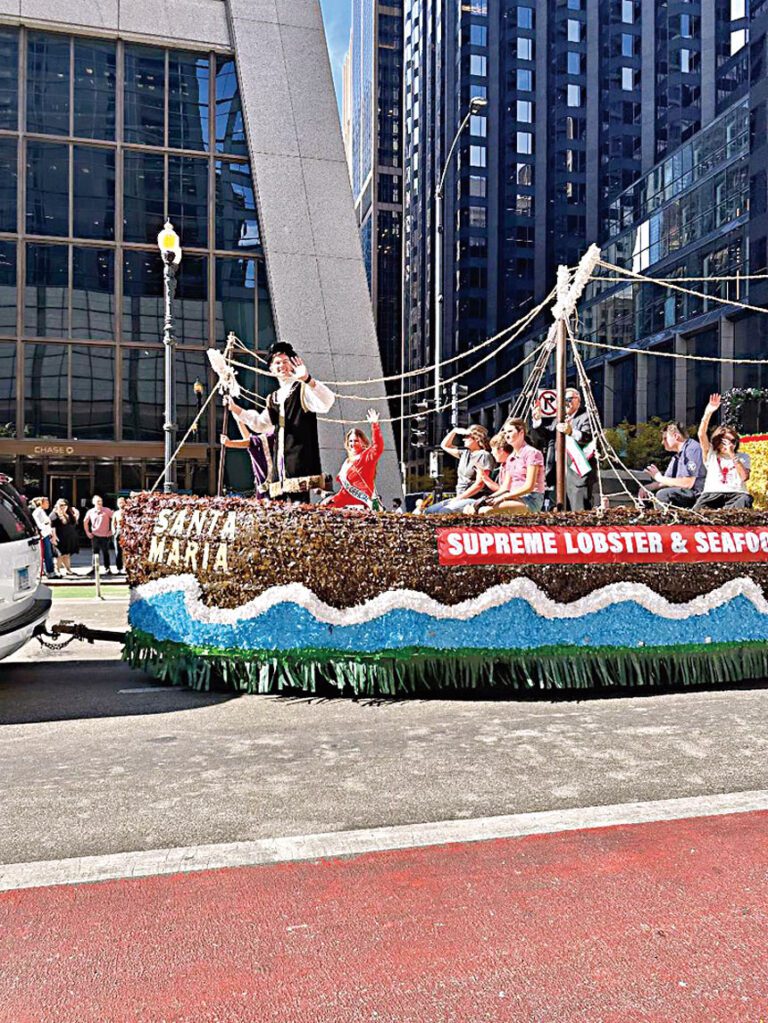 芝加哥第74屆哥倫布大遊行，帆船的造型與「哥倫布」是人們所期待的。 梁敏育攝