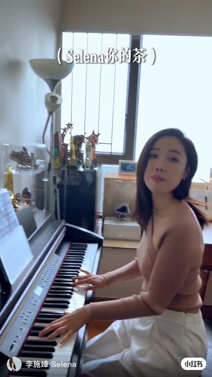 李施嬅在客廳擺放了電子琴。