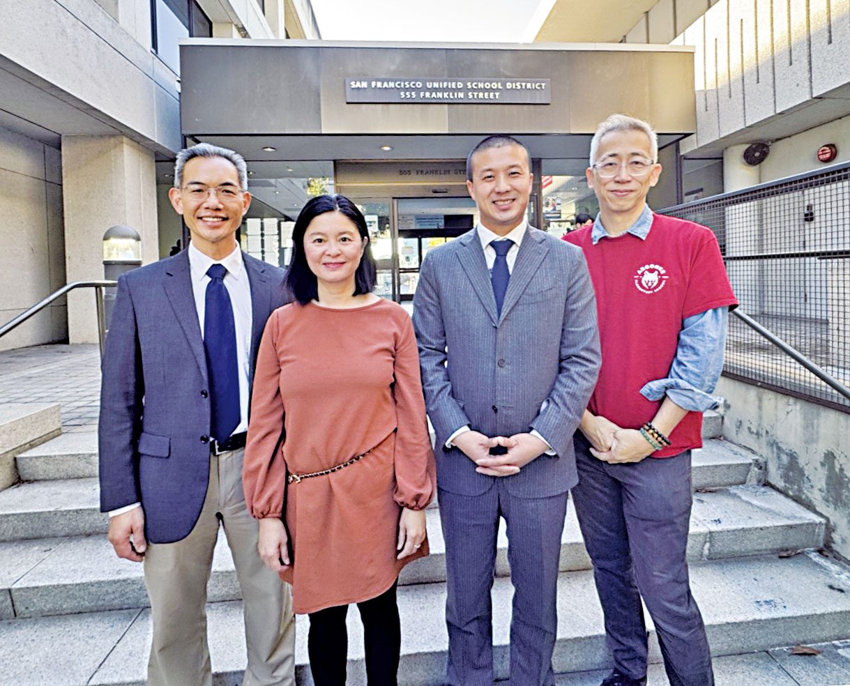 （左起）教委候選人湯泰利、三藩市亞裔家長諮詢委員會創始成員之一招霞、第四區市參事王兆倫及教委候選人林灼世，13日在SFUSD總部外支持推動社區學校收生改革。王兆倫辦公室提供