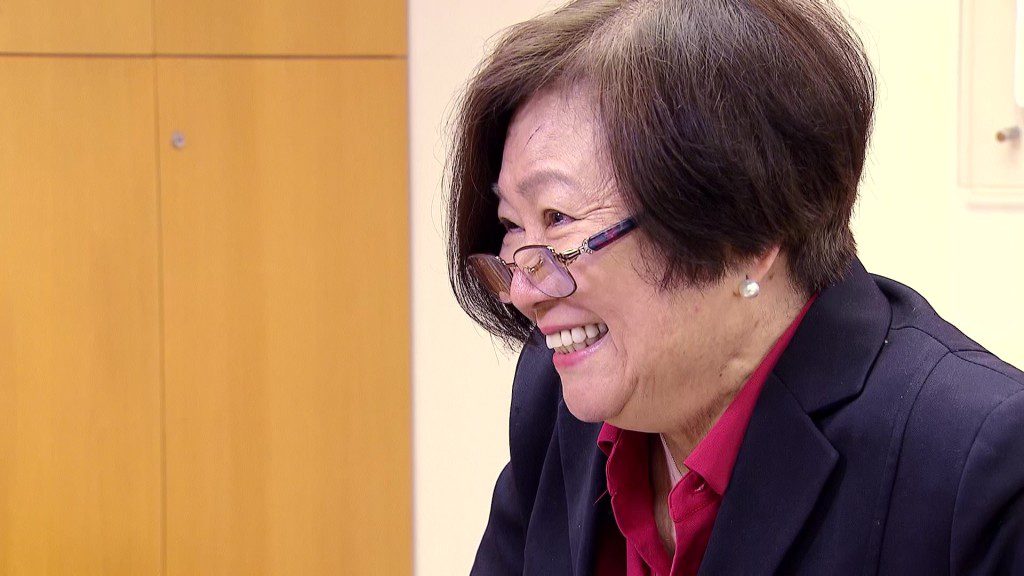 「她興致一來,亦會拿攝影師的機器玩。」