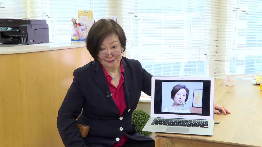 「回看昔日受訪片段,王玉珍笑言自己當時太嚴肅。」
