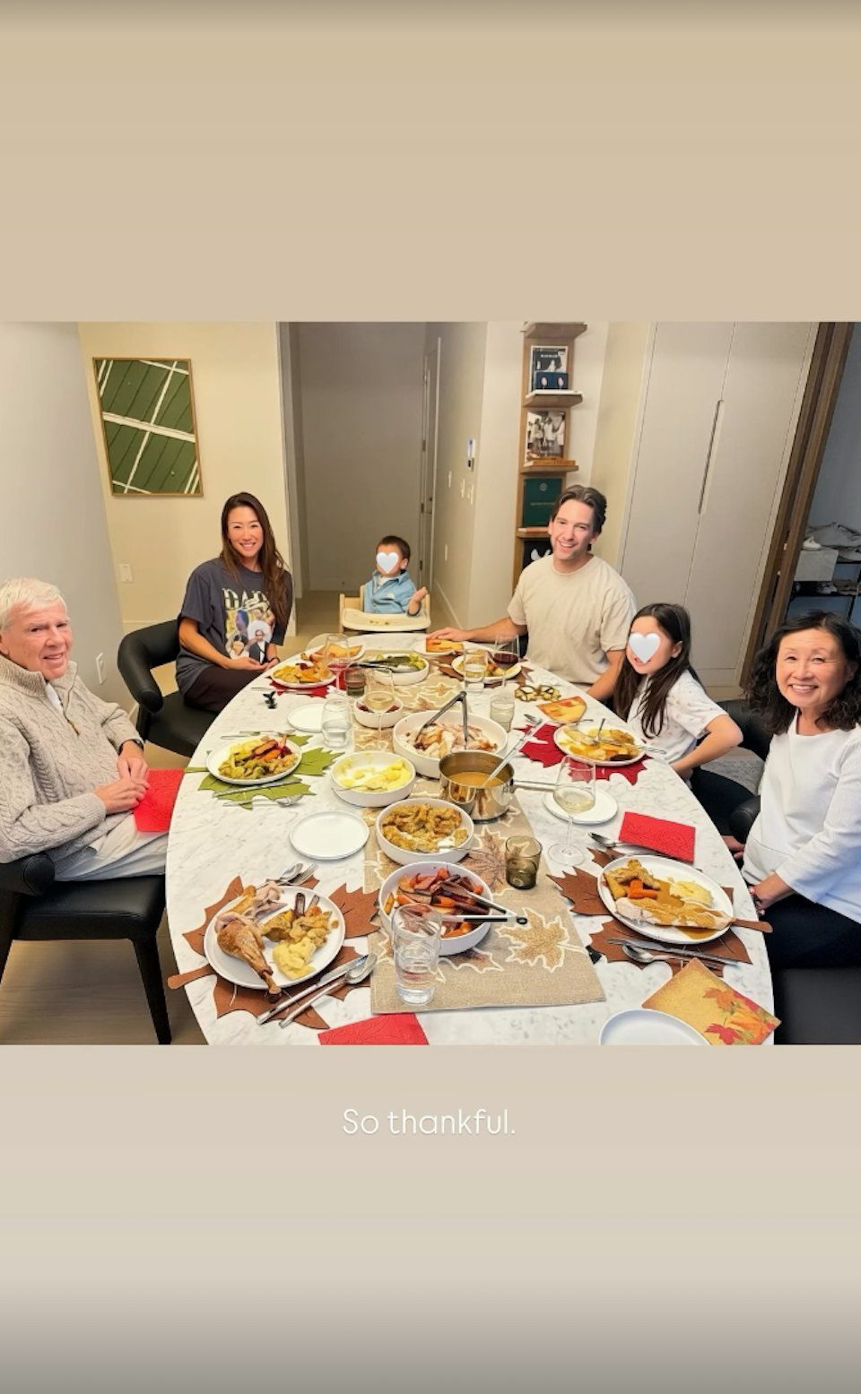 謝婷婷意外洩露子女樣貌後,迅速刪相並重新上載以表情符號遮臉的全家福。