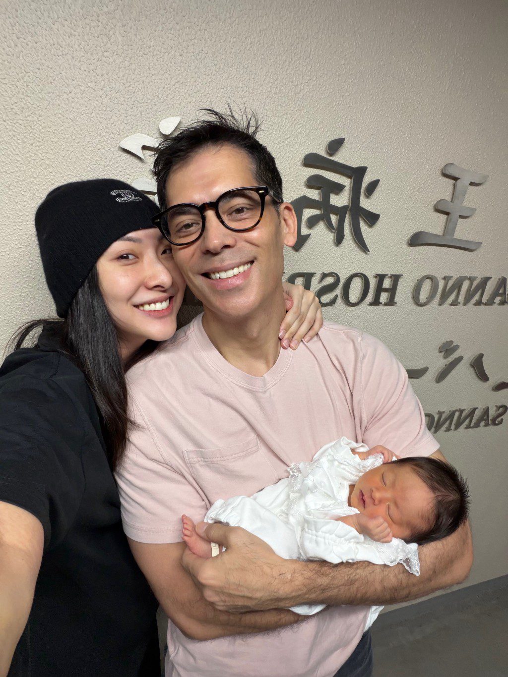 陳約臨今日在IG分享一家三口首張合照。