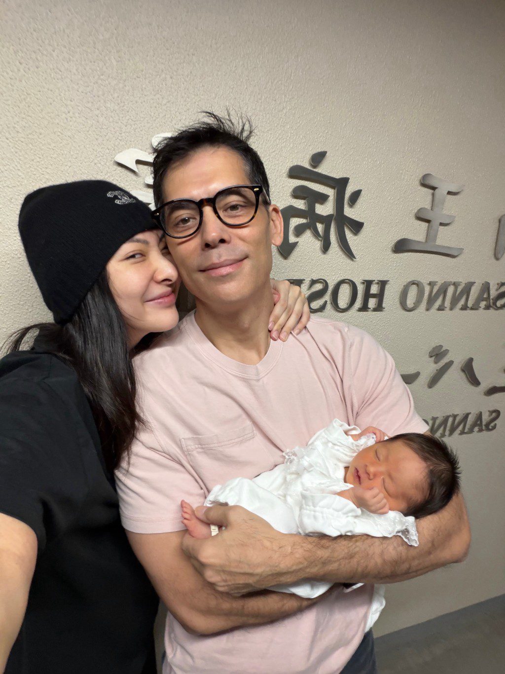 陳約臨在日本一間頂級醫院誕下女兒。