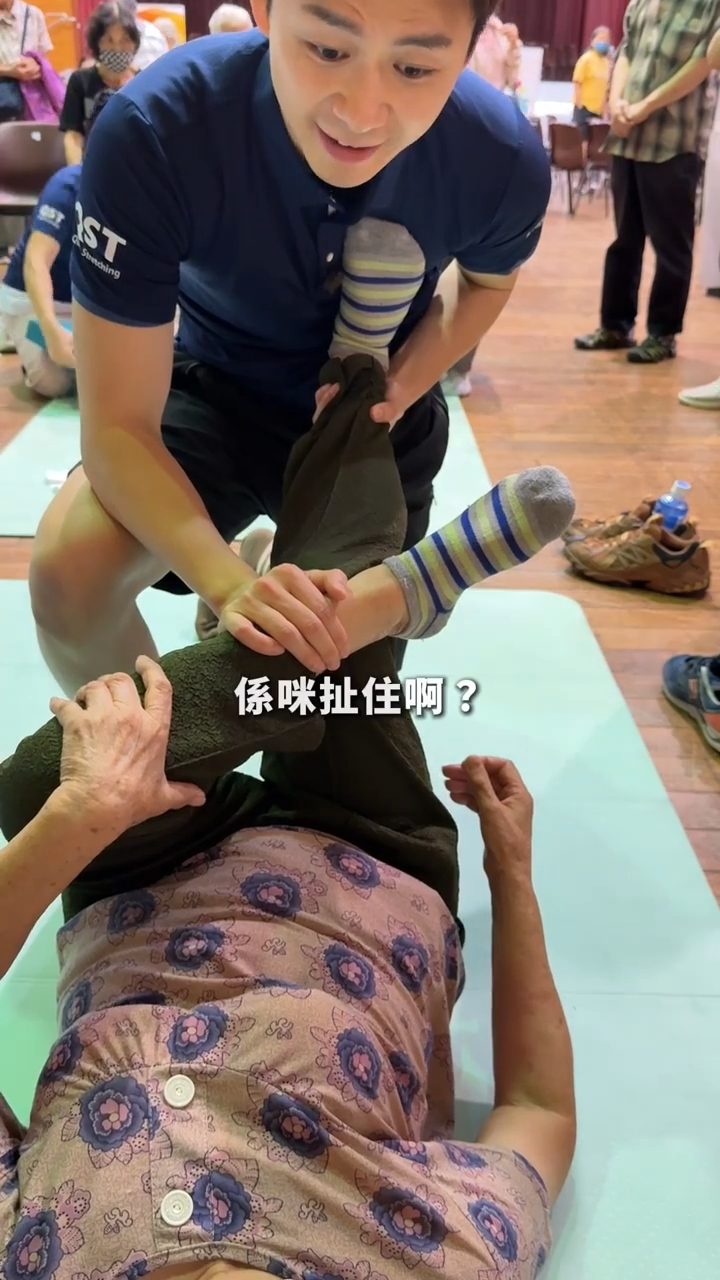 他教導長者進行伸展運動。