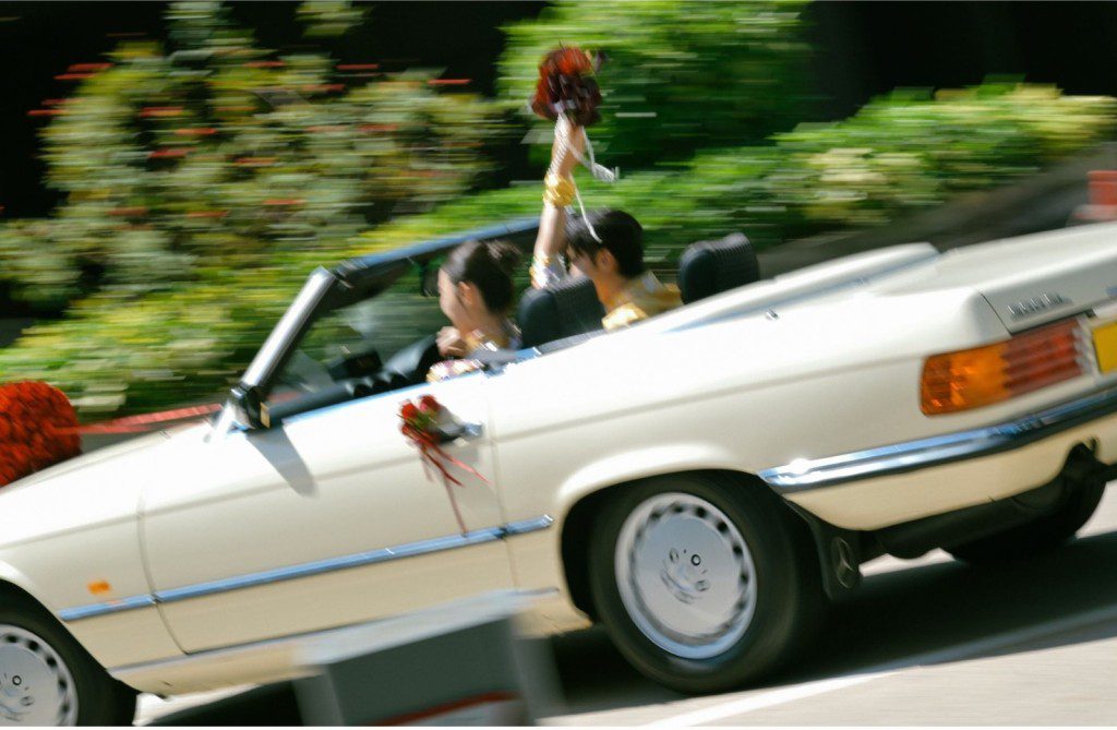 新郎Stanley開着跑車接載新娘,場面瀟灑。