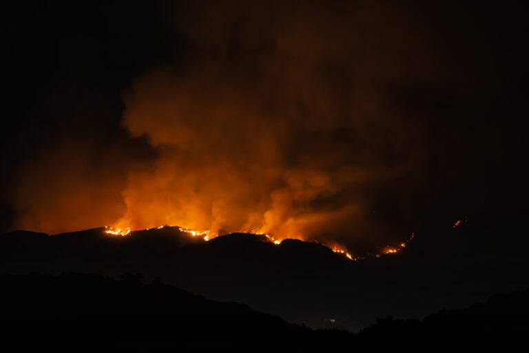 洛杉磯布倫特伍德凌晨山火！聖塔安娜強風將襲 馬里布數千戶周四起或停電