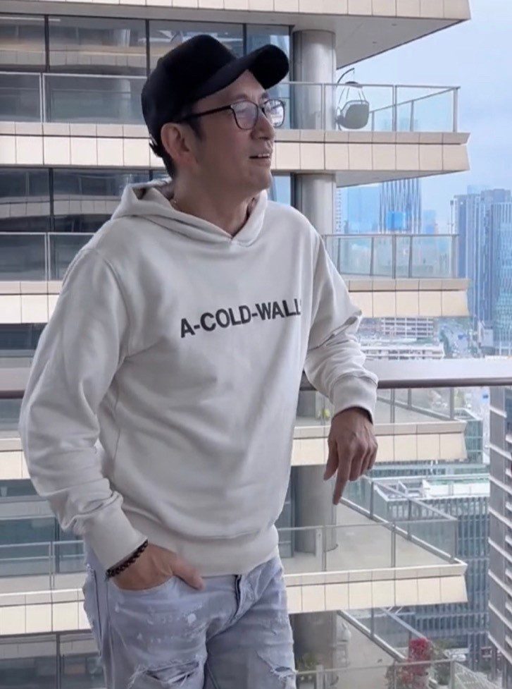 2023年,有疑似內地地產經紀在網上發布吳啟華睇樓的片段。