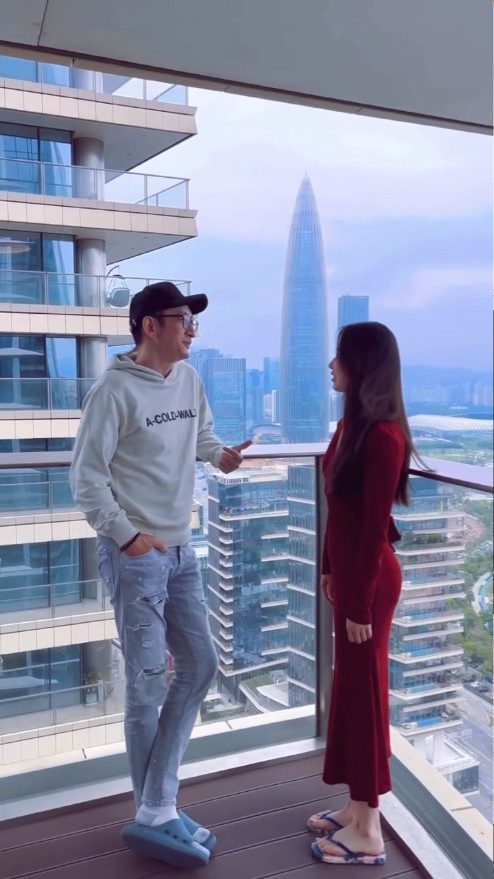 從單位可望見高樓林立的景觀,深圳地標「中國華潤大廈」清晰可見。